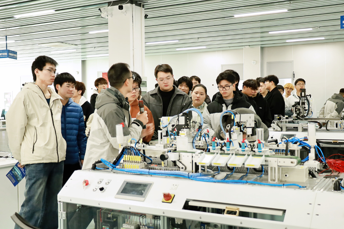 建东学院工程师创新班到访阿普人工智能交流学习