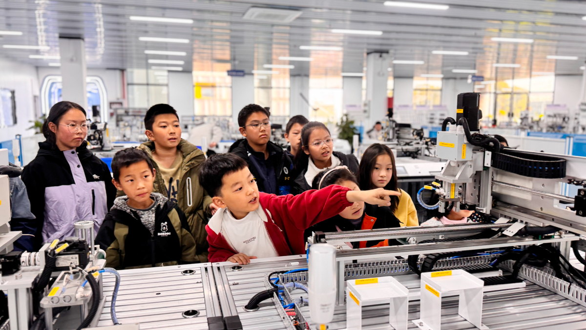 15位小营员的智创未来工业研学营之旅